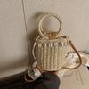 Bolso Cubo de Paja 2026 Verano Nuevo Estilo Bolso de Hombro Individual Tejido para Vacaciones en la Playa con Decoración de Conchas Bolso Cruzado Personalizado para Mujer