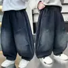 Jeans de mezclilla suave para niños, nueva colección de otoño, calidad de lujo ligero, pantalones casuales curvos vintage desgastados para niños