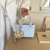 Bolso Cubo con Colgante de Oso Lindo Nuevo 2026 para Mujer, Bolso de Hombro Cruzado Versátil Estilo Coreano, Bolso de Mano de Moda para el Trabajo