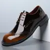 65910 Sapatos de Couro Masculinos para Negócios com Bico Largo, Couro Bovino de Camada Superior, Estilo Britânico, Bico Redondo Esculpido, Sapatos Masculinos Casuais Derby Tendência