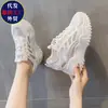 Zapatos de verano para mujer que aumentan la altura para personas menudas, zapatos de malla transpirable, nuevo modelo 2026, sandalias blancas de suela gruesa para mujer en verano