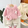 Nueva ropa de otoño e invierno para niños, estilo lindo para niñas pequeñas, conjunto de dos piezas con chaqueta con capucha rizada de felpa de fresa y conejo engrosada