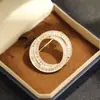 Exquisite Broche Trapezoidal de Zircônia Micro-Pavimentada Nicho Sobreposto Geométrico Pin Dourado e Prateado Bicolor Acessórios para Casaco Masculino e Feminino