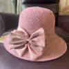 Nuevo Estilo Primavera y Verano Sombrero de Paja para Mujer con Protección Solar, Moño a Cuadros, Ala Ancha, Sombrero de Sol de Playa Moderno y Versátil