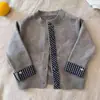Cárdigan Suéter para Niños 2026 Primavera y Otoño Estilo Nuevo Moda Infantil Suéter de Punto con Color de Contraste Chaqueta Suéter Estilo Preppy para Niños