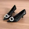 Sapatos de Salto Agulha Apontados com Fivela Quadrada de Strass para Mulheres Couro Macio Boca Rasa para Ir ao Trabalho Pretos