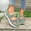 Zapatos de tela antiguos de Beijing para mujer, nuevos zapatos de otoño de talla grande con boca baja, zapatos casuales para mamá, venta al por mayor de zapatos de mujer transfronterizos.
