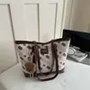 Bolso Tote de Hombro con Estampado Retro Texturizado para el Trabajo Moda Europea Americana Mujer 2026 Nuevo Elegante Bolso de Gran Capacidad