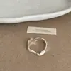 Anel Metálico Irregular Ondulado Fosco Retrô para Mulheres com Design de Nicho, Estiloso e Moderno