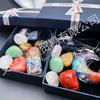 Cristal Natural Piedra Colorida Siete Colores Piedra Rodada Grava Resina Pegamento Set de Collar Caja Péndulo Luna Venta al por Mayor Transfronteriza