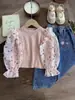 Novo Estilo Roupas Infantis de Primavera e Outono para Meninas Conjunto de Duas Peças Tendência: Blusa Fofa Floral com Mangas Bufantes e Calça Jeans Floral