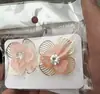 Brincos de Flor Pétala Retrô Europeus e Americanos, Brincos de Luxo Leve e de Alta Qualidade, Design de Nicho Versátil com Zircônia, Brincos Elegantes para Mulheres