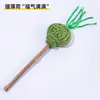 Juguete dispensador natural de hierba gatera con hierba gatera, plumas y cascabeles, palo teaser para gatos para autoentretenimiento y molienda de dientes