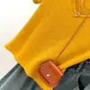 Foto Real de una Camiseta Lisa de Manga Corta con Cuello en V Estilo Coreano para Mujer, Verano Versión Coreana Ajustada Camiseta Básica Adelgazante Top Corto