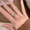 Anel de Diamante Cubo de Açúcar Brilhante de Luxo Leve Geométrico Feminino Moda Versátil Dedo Indicador Vintage Brilhante Anel de Nicho Feminino Atacado