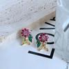 Nuevos aretes de diseño de nicho de moda, lujosos y exquisitos, con forma de flor incrustada con circonitas de color.