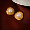 Brincos vintage de segunda mão, brincos versáteis retrô da moda para mulheres, acessórios de nicho de luxo leve, de alta qualidade e estilosos para atacado