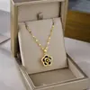 Nuevo producto transfronterizo: Cadena de clavícula elegante y versátil de lujo ligero con incrustaciones de microdiamantes, collar de acero de titanio, accesorio de joyería que no se decolora