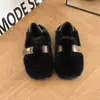 Zapatos planos suaves y acogedores para mujer con una delicada hebilla metálica y forro de felpa, perfectos para ir al trabajo y versátiles para cualquier ocasión, estilo 2026