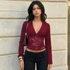 Roupas femininas de outono estilo europeu e americano transfronteiriças: tops e camisetas de cor sólida, decote V, manga longa, com detalhes em renda, sexy, modernos e que valorizam a silhueta, atacado