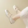 Sapatos Mary Jane femininos baixos de sola reta, novo outono de 2026, estilo francês, versáteis e casuais, com aumento de altura, adequados para combinar com saias