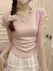 Camiseta corta de verano para mujer, color blanco, con hombros descubiertos y diseño plisado en la cintura, manga corta y ajustada, color rosa dopamina