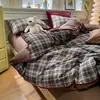 2026 Novo Conjunto de Quatro Peças com Borda de Concha Listrada e Ponto de Triângulo Simples Capa de Edredom Dupla Roupa de Cama de Solteiro Conjunto de Três Peças com Lençol com Elástico