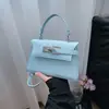 Bolsa Pequena de Mão para Comércio Exterior Transfronteiriço com Fivela de Fechadura para Mulheres, Nova Bolsa Transversal com Padrão de Crocodilo Primavera/Verão 2026, Bolsa Tote Pequena Versátil