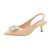 Sandálias de Luxo Leve e de Alta Qualidade com Salto Médio, Novo Estilo de Verão, Cor Nude, Bico Fino Francês, Tira Elegante com Strass, Sandálias Fechadas