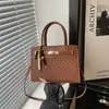 Bolsa quadrada pequena lisa retrô casual para trabalho e deslocamento, novo estilo 2026, simples e elegante, com um design único e estiloso, adequada para usar no ombro ou transversalmente.