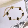 2026 Nuevo Pulsera de Trébol de Cuatro Hojas y Flor de Cinco Pétalos Super Brillante de Nácar Acero de Titanio Ligero de Lujo Brillante Chapado en Oro Alta Retención de Color Joyería de Mano