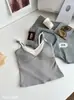 Camisola de chica caliente de verano para mujer, imitación de dos piezas con copas incorporadas, diseño de color contrastante, adecuada para usar sola o en capas, con una espalda bonita y corte ajustado