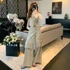 Conjunto de Moda Cool e Moderno Estilo Hong Kong para Mulheres, Conjunto de Duas Peças Elegante e Estiloso de Verão com Top Sem Mangas e Calça Cargo de Pernas Largas