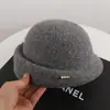 Chapéu de bacia quente de lã decoração simples de pérola topo redondo chapéu equestre temperamento chapéu pequeno elegante boina para mãe