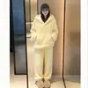 Pijama Amarelo de Tecido Coral Fleece com Estampa de Pintinho para Mulheres, Novo Estilo Outono e Inverno, Espessado e Forrado com Fleece, Com Capuz, Quente, Modelagem Solta, Roupa de Casa Feminina