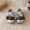 Outono de 2026 Novo Sapato de Couro para Bebê Menina com Laço e Xadrez Moda Raso Infantil Flats de Solado Macio