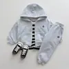 Colección de otoño nueva hecha a medida: Ropa de estilo coreano para niños y bebés, incluyendo sudaderas con cremallera, sudaderas con capucha y pantalones largos para niños y niñas.