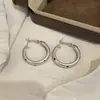Pendientes Redondos de Lunares Aguja Plateada Lujo Ligero Sentido de Alta Gama Pendientes de Botón Versátil Diseño de Personalidad Estilo Coreano Pendientes de Estética Fría para Mujer