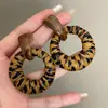 Pendientes Exquisitos de Nicho Accesibles de Lujo de Gama Alta Elegantes de Cuero Retro con Estampado de Leopardo Acrílico con Estampado de Leopardo con Cierre de Plata 925