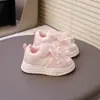 Tênis Branco para Meninas Primavera 2026 Novos Sapatos Infantis Tênis Esportivo Branco Tênis de Cano Baixo Tênis de Corrida para Alunos do Ensino Fundamental