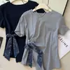 Camiseta de manga curta em seda com retalhos de designer plus size para mulheres, novo estilo de verão, solta e modeladora, peça de sobreposição da moda para senhoras plus size