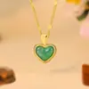 Transmissão ao Vivo Mais Vendido Colar Exquisito em Forma de Coração de Jade Sintético Moda de Nicho Pedra Verde Ouro 18K Corrente para Clavícula para Mulheres