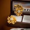 Pendientes Antiguos Medios Femeninos Diseño Nicho Sentido de Alta Gama Pendientes de Fuegos Artificiales Dorados Personalidad Irregular Exagerada Joyería de Oreja de Flor