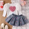 La nueva colección de primavera y otoño de Amazon: un top de manga larga abullonada con forma de corazón en 3D para niños pequeños, combinado con una falda vaquera con estampado de corazones