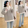Ropa de maternidad 2026 otoño e invierno nuevo estilo coreano sudadera de maternidad engrosada imitación dos piezas cuello en V sudadera a rayas