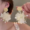 Aretes de Flor de Rafia Aguja de Plata, Modernos y Únicos, Exquisitos y Versátiles, Elegantes y de Nicho, Venta al por Mayor de Aretes de Alta Gama