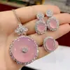 Conjunto de tres piezas de pendientes y anillo de jade y ágata con colgante de calcedonia verde hielo con incrustaciones plateadas.