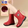Novas Botas de Chuva de Cano Médio Femininas Leves Quentes Com Pelúcia Antiderrapantes Impermeáveis Resistentes ao Desgaste Botas Curtas Sapatos de Água para Cozinha Sapatos de Borracha Integrados Femininos
