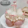 Decoración de primer cumpleaños en rosa crepúsculo estilo ballet, creando una escena con globos para que un niño de 2 años se tome fotos