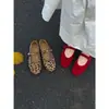 Extremadamente hermosos y deslumbrantes, perfectos para combinar con una falda, zapatos poco profundos de una sola tira de terciopelo rojo para mujer, nuevo modelo 2026 zapatos planos Mary Jane
